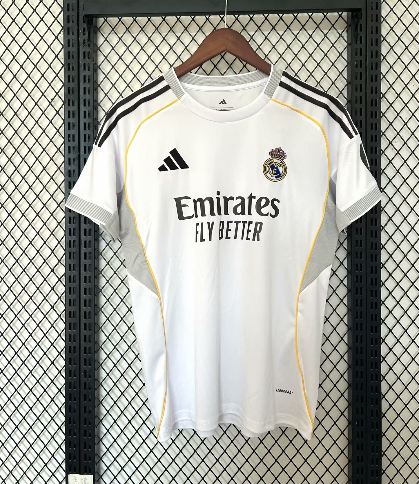 Real Madrid  25-26 Local